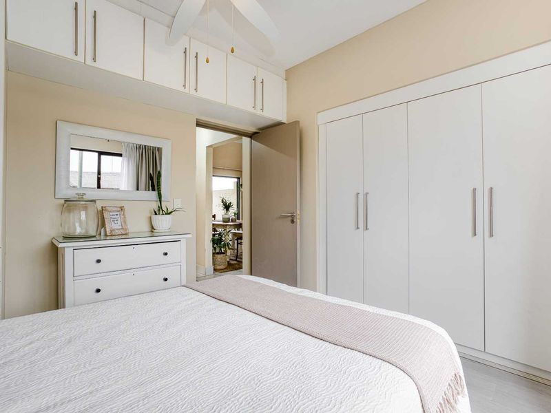 Modern Loft Apartment in Prime Lonehill Location - Photo 10