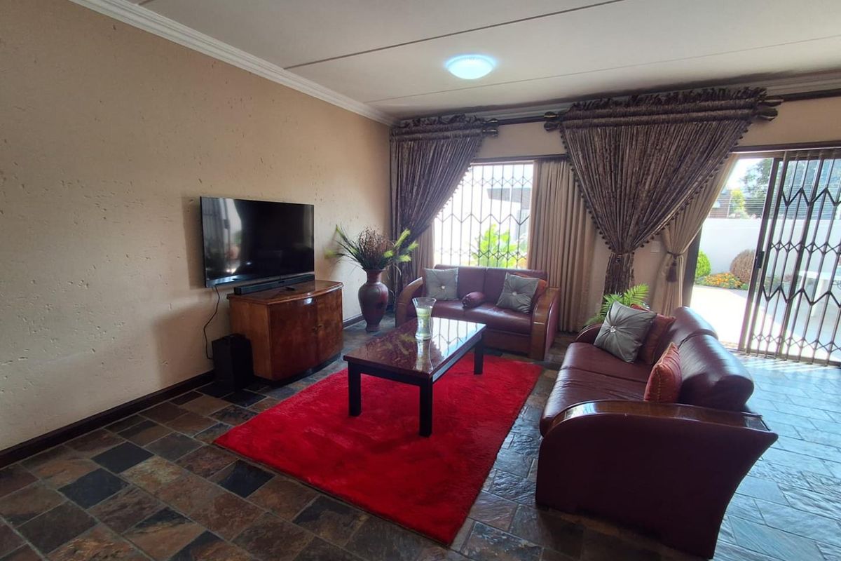 BEAUTIFUL PET FRIENDLY TOWNHOUSE - GLENVISTA - Photo 5