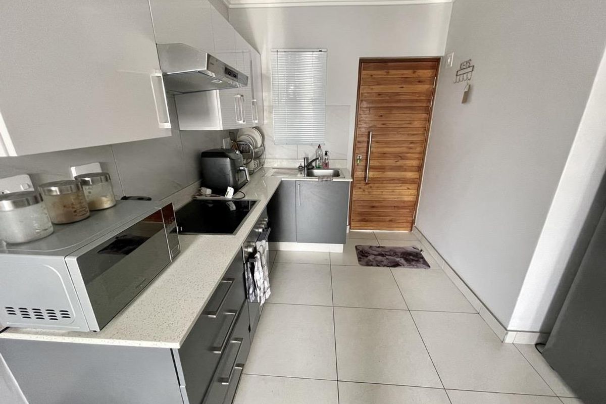 Hendra - Bright and Spacious 2-Bedroom Apartment in Umhlanga Ridge – A Prime Investment Opportunity - Photo 4