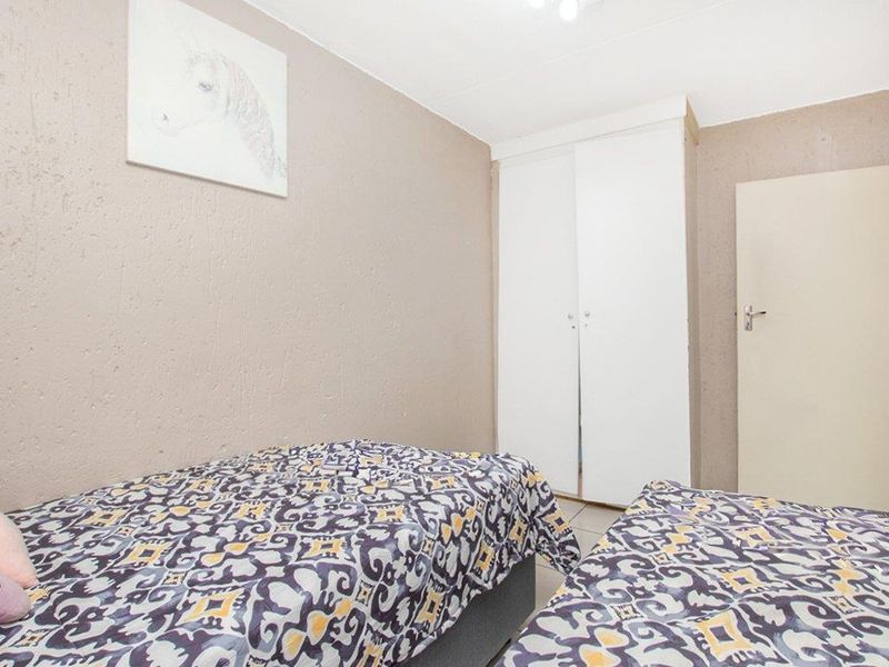 Lovely 2 bedroom 1 bathroom ground floor unit for sale in Weltevreden Park - Photo 10