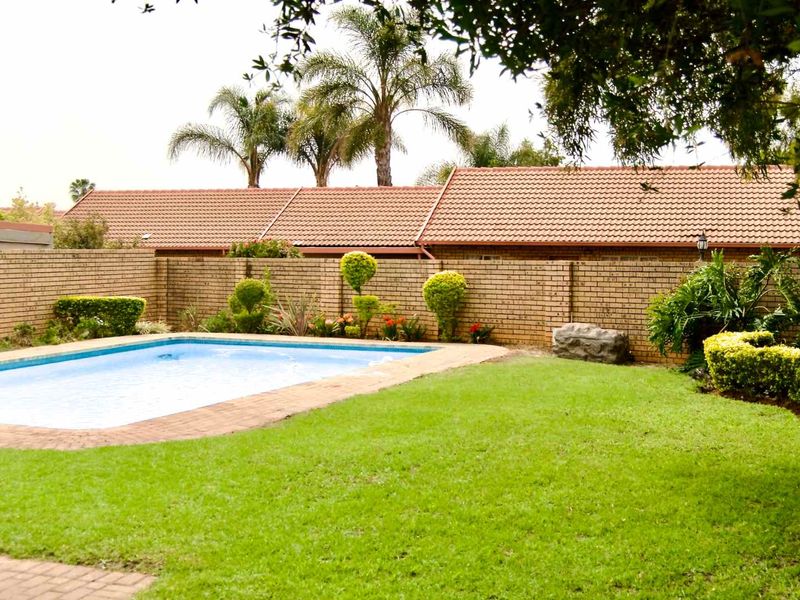 ***3 Bedroom Townhouse in a popular Complex with a Pool walking distance from The Grove Shopping Centre*** - Photo 5