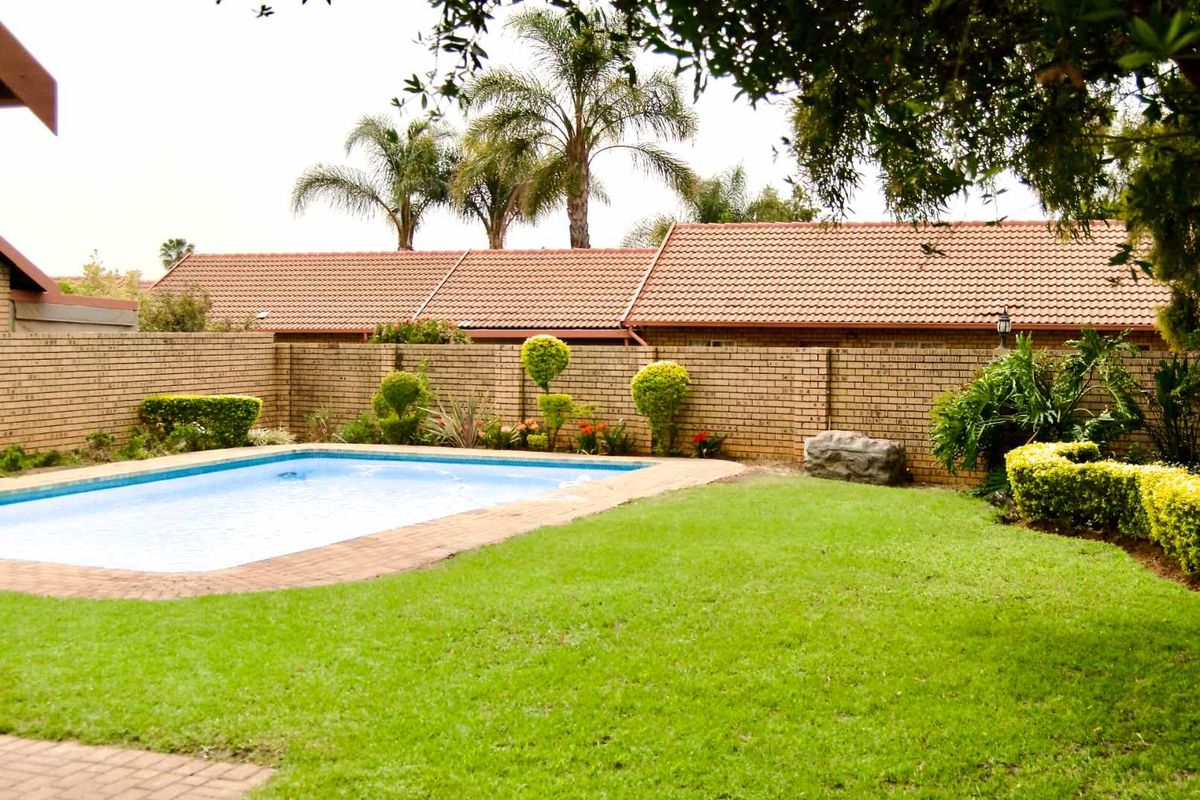 ***3 Bedroom Townhouse in a popular Complex with a Pool walking distance from The Grove Shopping Centre*** - Photo 5