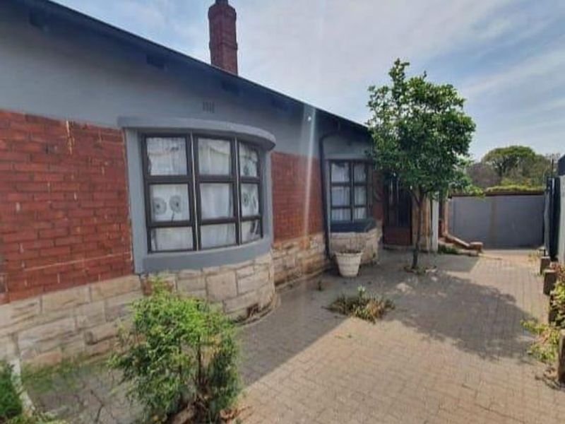 *Stunning 3 Bedroom House with 2 Bedroom Flatlet for Sale!* - Photo 2