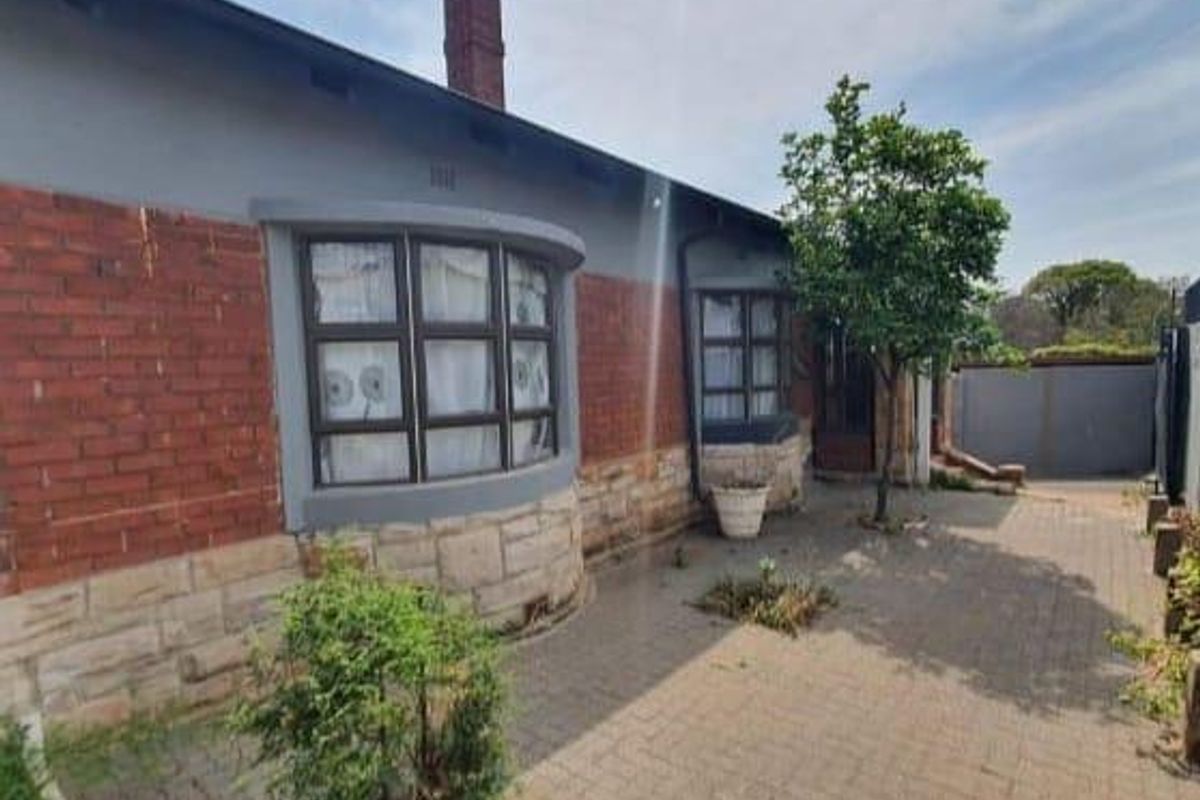 *Stunning 3 Bedroom House with 2 Bedroom Flatlet for Sale!* - Photo 2