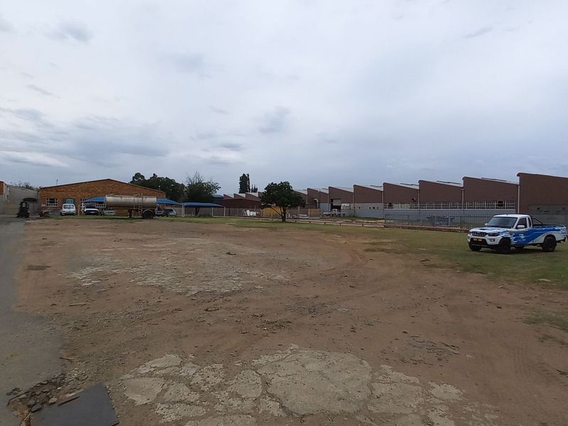 371m2 Dunswart industrial warehouse to let - Photo 2