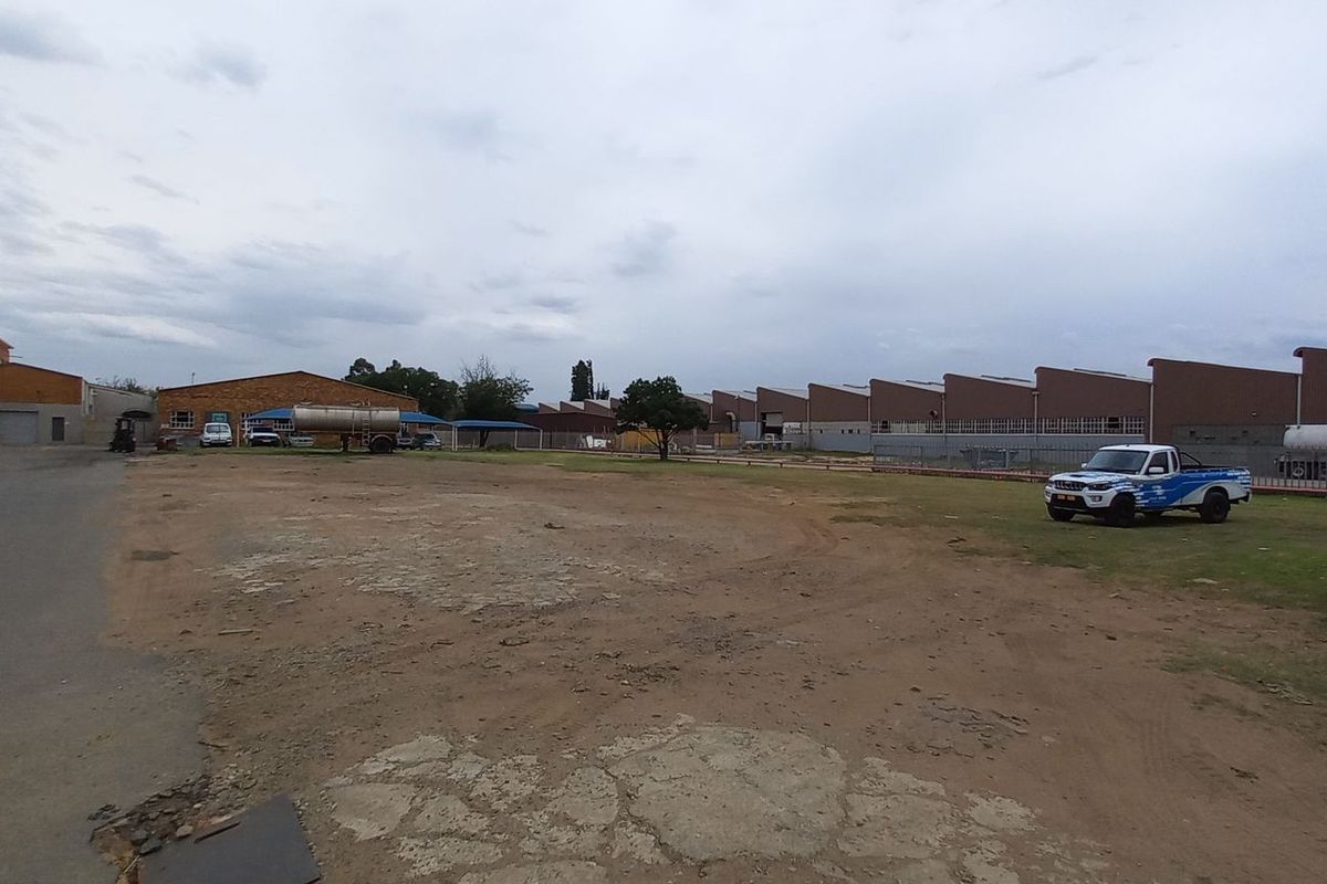 371m2 Dunswart industrial warehouse to let - Photo 2