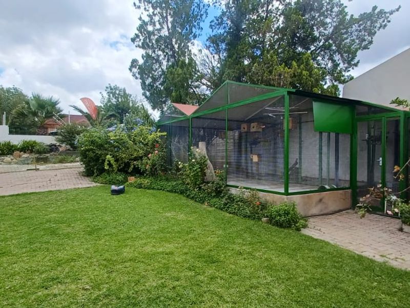 OLYMPIA - Versatile Family Home with Flat & Indoor Pool N$4 990 000 - Photo 4