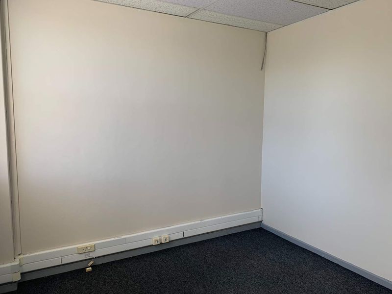 Bustling Location, Ideal for Business Operations - Photo 10