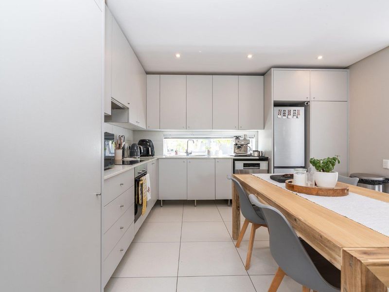 Stylish 3 Bed | 2.5 Bath | Garage + Covered Parking | in secure Somerset Lakes - Photo 4