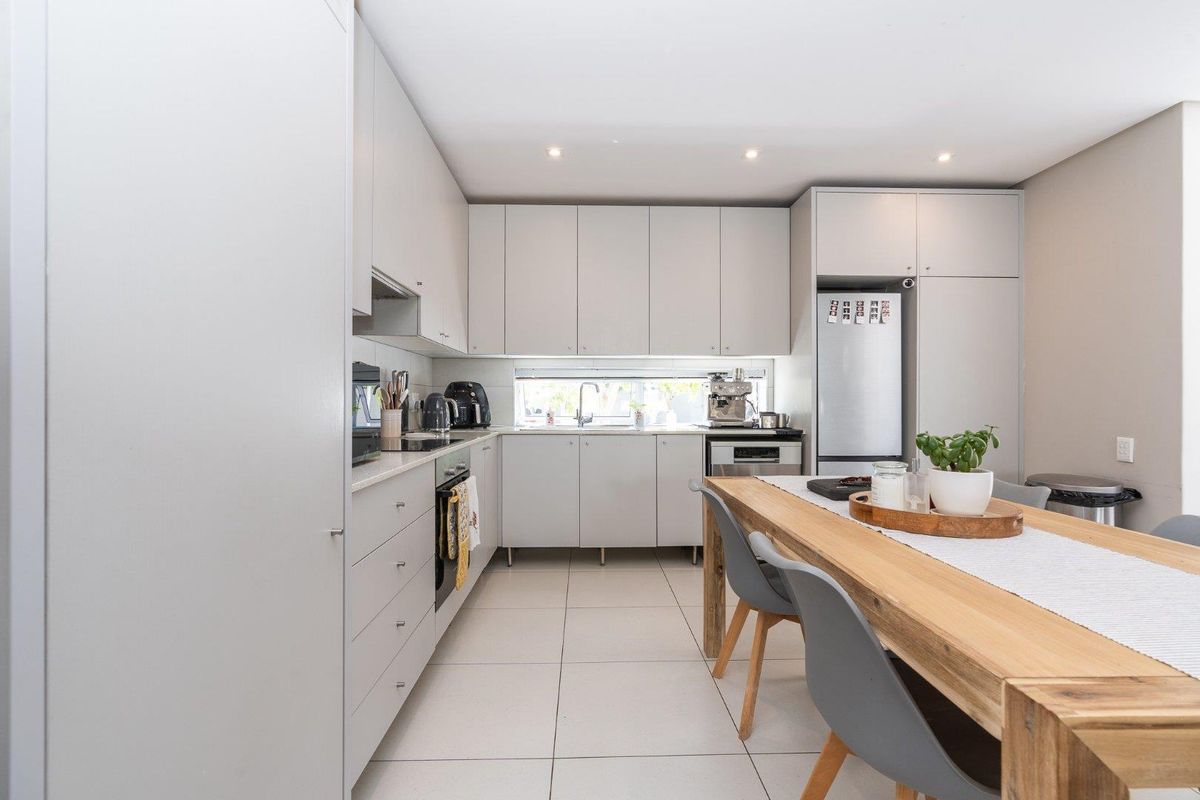 Stylish 3 Bed | 2.5 Bath | Garage + Covered Parking | in secure Somerset Lakes - Photo 4