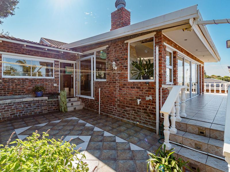 UNINTERRUPTED SEA VIEWS | GENEROUS FAMILY LIVING | ENTERTAINER’S DREAM - Photo 3