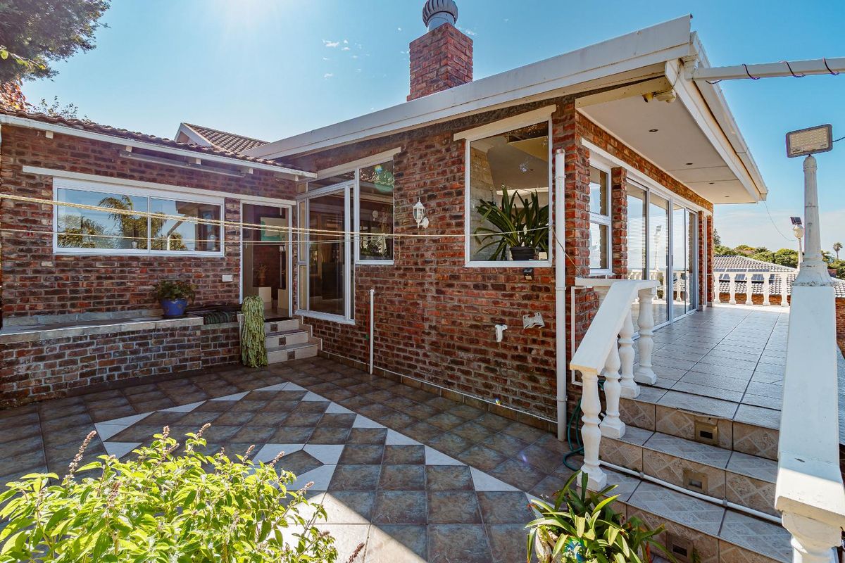 UNINTERRUPTED SEA VIEWS | GENEROUS FAMILY LIVING | ENTERTAINER’S DREAM - Photo 3