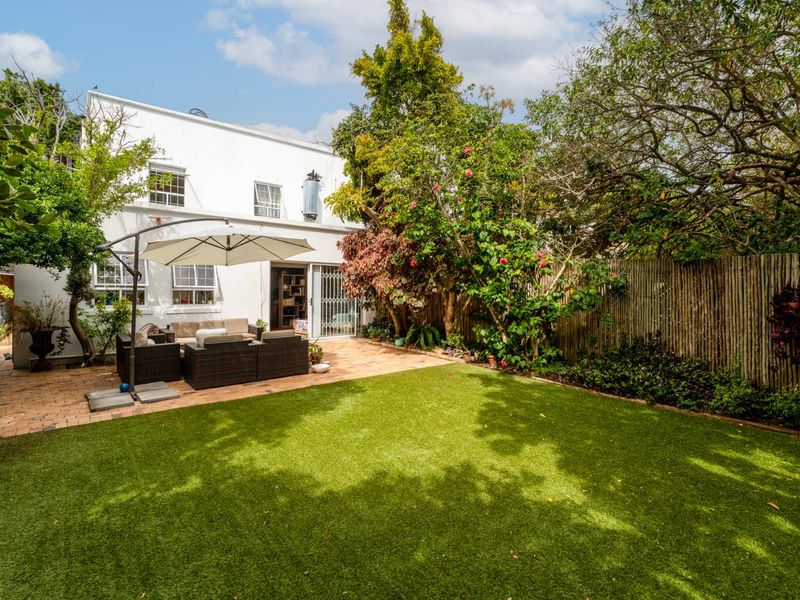 Light & Bright Mediterranean Inspired Living - Photo 2