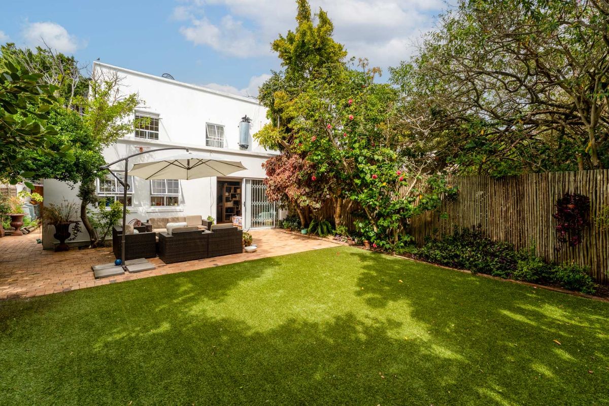 Light & Bright Mediterranean Inspired Living - Photo 2