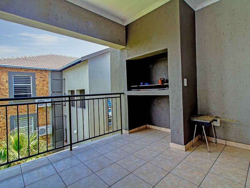 Prime Location: Chic Apartment with En-Suite & Outdoor Braai! - Photo 7