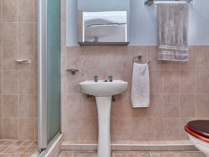 Charming Double-Story Face Brick Townhouse - Photo 10