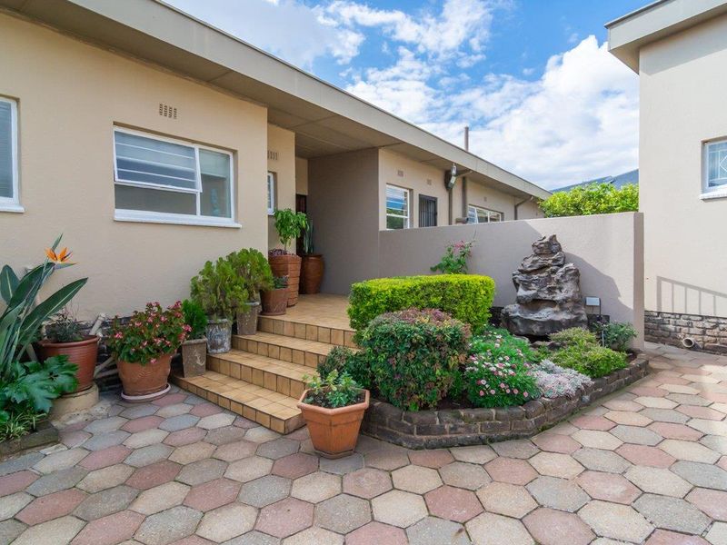 Stunning Family Home in Greenhills - Photo 4
