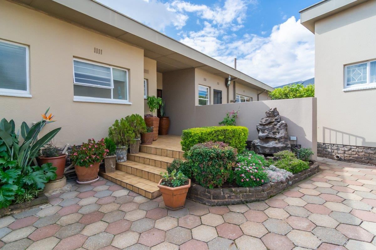 Stunning Family Home in Greenhills - Photo 4