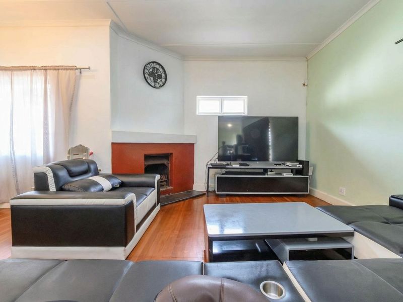 Spacious Family Home with Multiple Dwellings in sought-after Lloyd Road - Photo 4