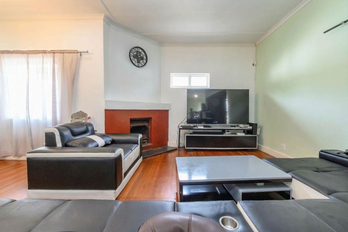 Spacious Family Home with Multiple Dwellings in sought-after Lloyd Road - Photo 4