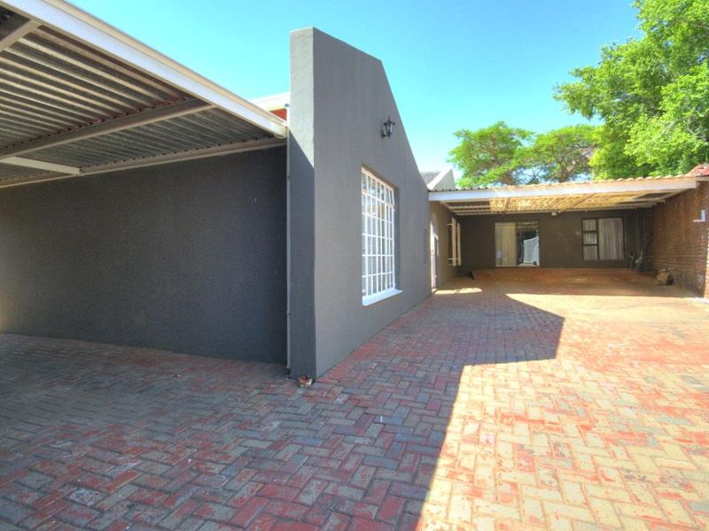 Beautiful Family home with Cottage - Photo 8