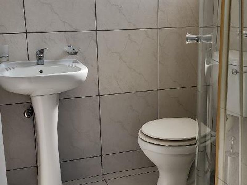 LOVELY 1 BED  / STUDIO APARTMENT IN ROSEBANK - Photo 9