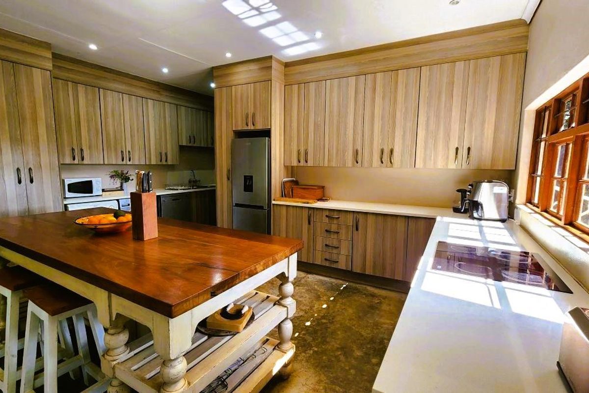 Sophisticated Country Living with a Main house, Cottage & Equestrian Facilities – A White River Gem! - Photo 2