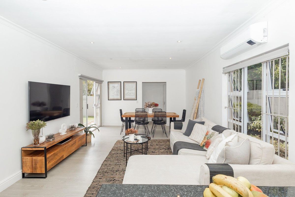 Sunny single story family home. - Photo 5