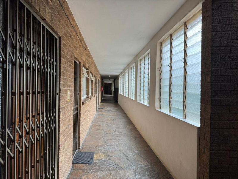 Spacious 3 bed and 2 bath apartment - Photo 9