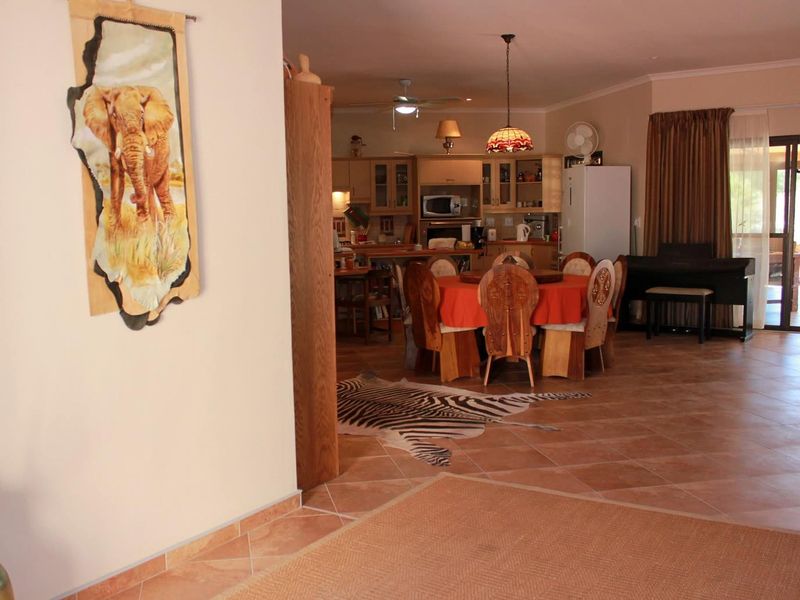 Lovely property with surrounded landscaped gardens and spacious verandas, situated in the outskirts of Omaruru, bordering the Omaruru River. - Photo 4