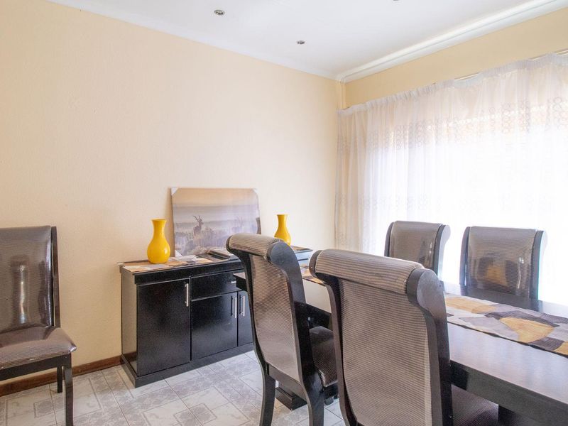 Stunning Spacious 4 Bedroom House - Photo 9