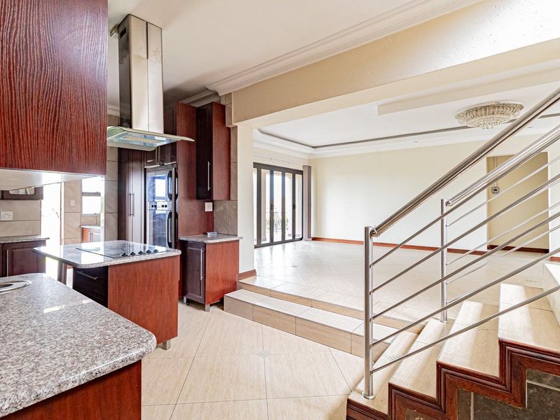 5 Bedroom Double Storey Family Home With pool,Solar & Exceptional Entertainment Spaces - Photo 4