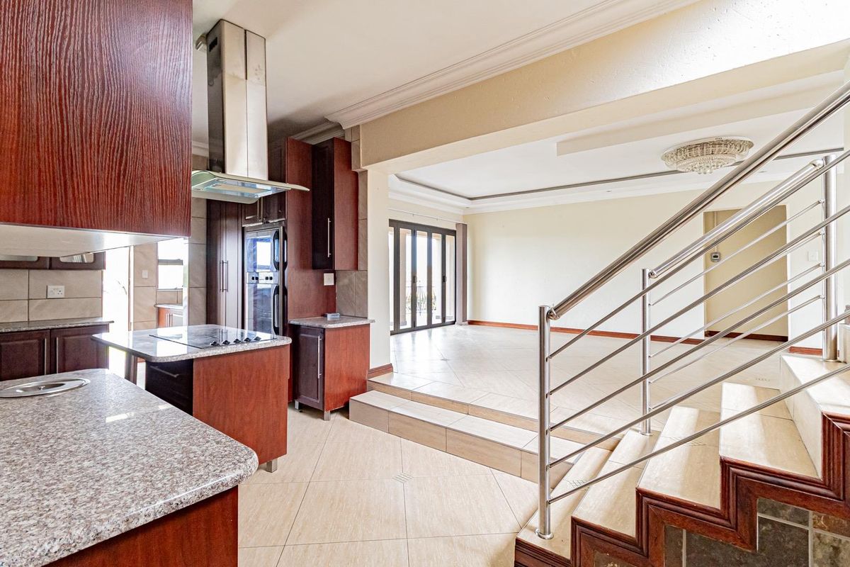 5 Bedroom Double Storey Family Home With pool,Solar & Exceptional Entertainment Spaces - Photo 4