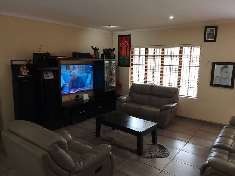 🏡 MODERN 3-BEDROOM TOWNHOUSE FOR SALE | CHASE VALLEY - Photo 6