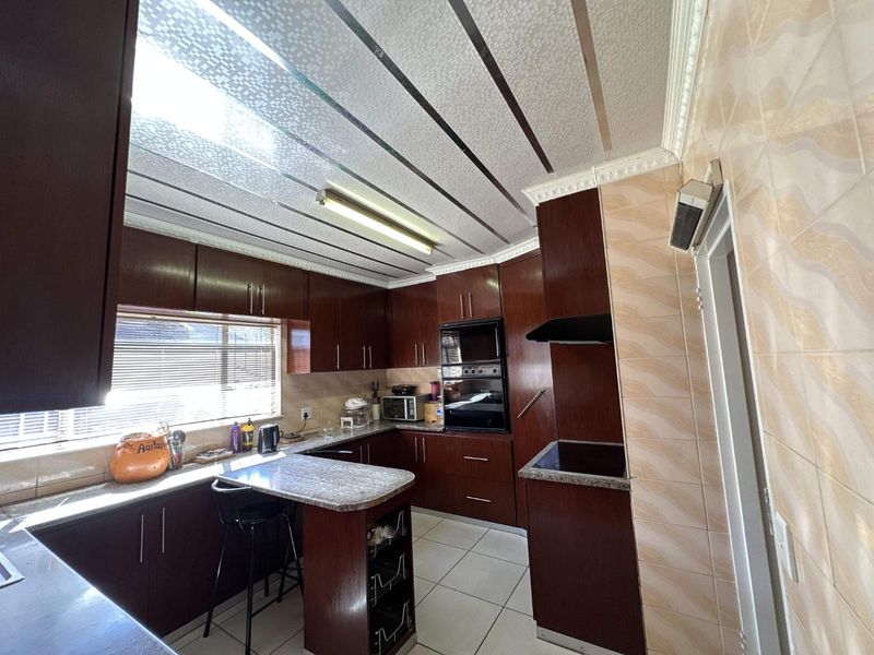 Spacious Family Home in A Cul-De-Sac - Photo 4