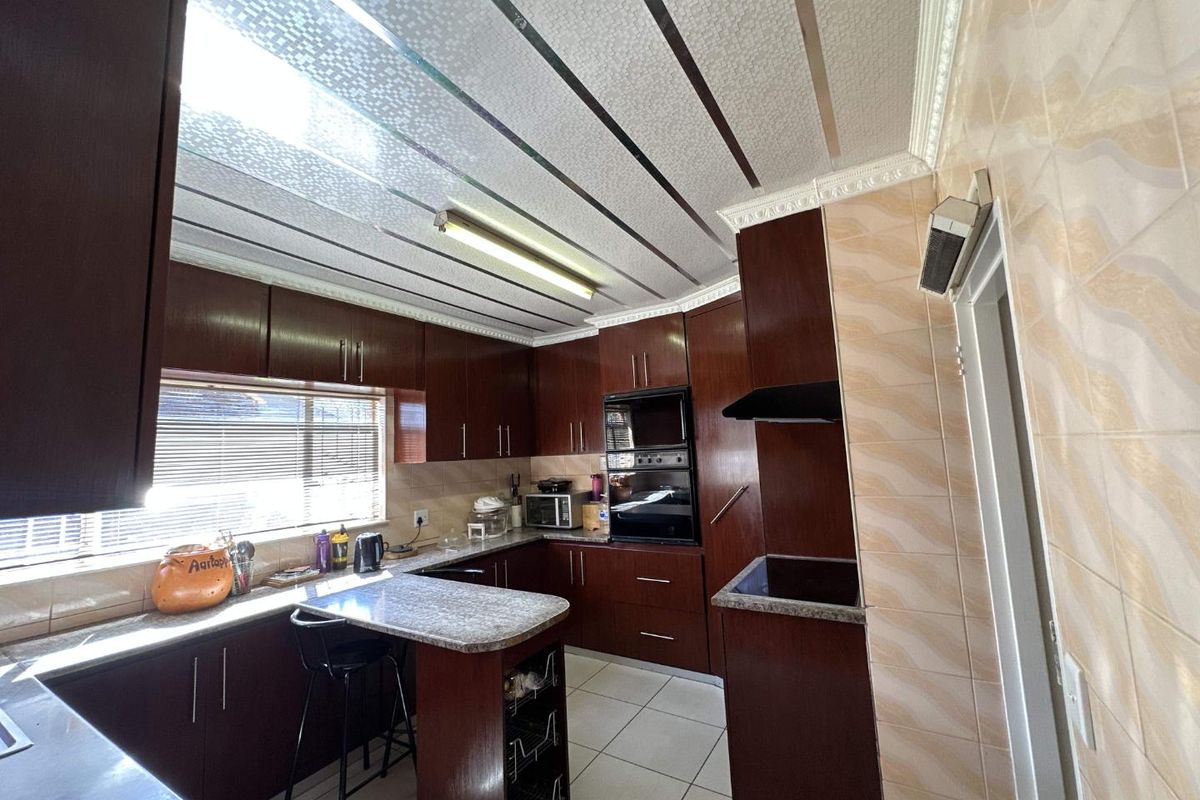 Spacious Family Home in A Cul-De-Sac - Photo 4