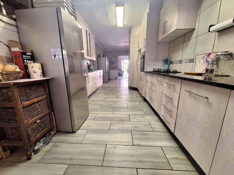 Spacious Living Amidst Tranquil Surroundings - Photo 2