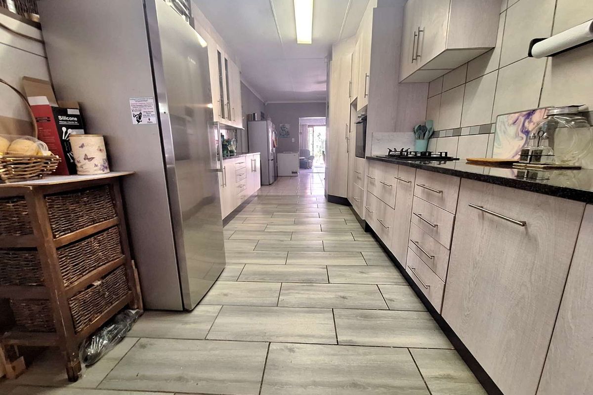 Spacious Living Amidst Tranquil Surroundings - Photo 2