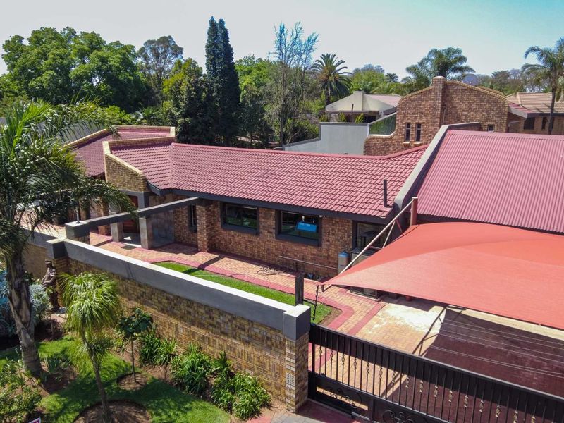 Gorgeous 5 Bedroom Home in Lakefield. - Photo 2