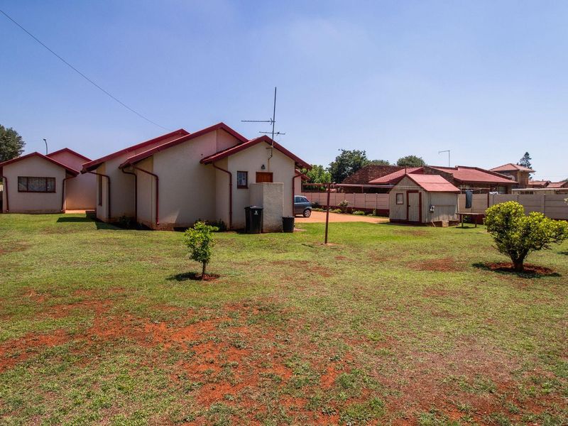 Security & Serenity at its best! Immaculate 3 Bedroom home - Photo 9