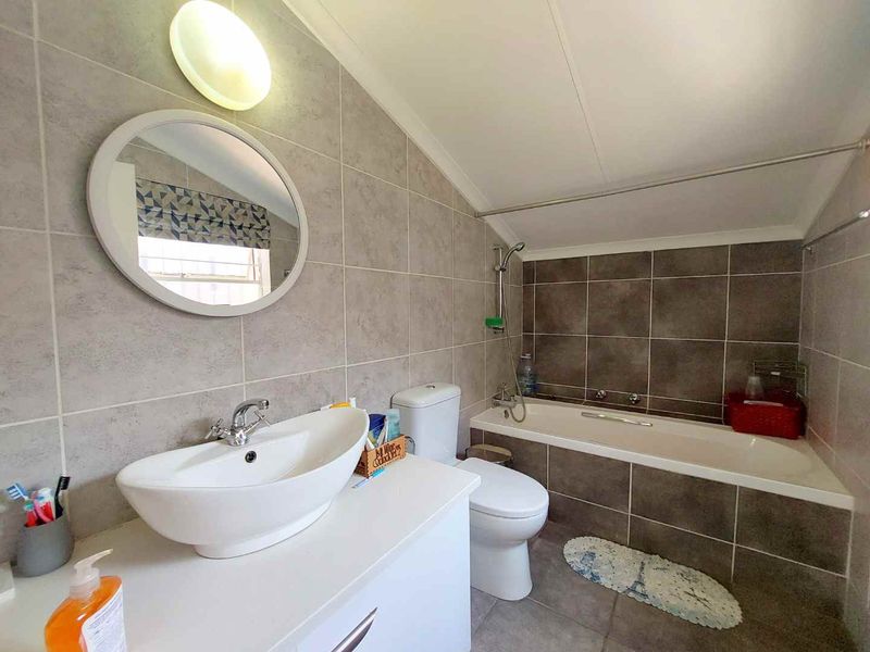 3 Bed 2.5 Bath Fantastic Facebrick Duplex - Photo 10
