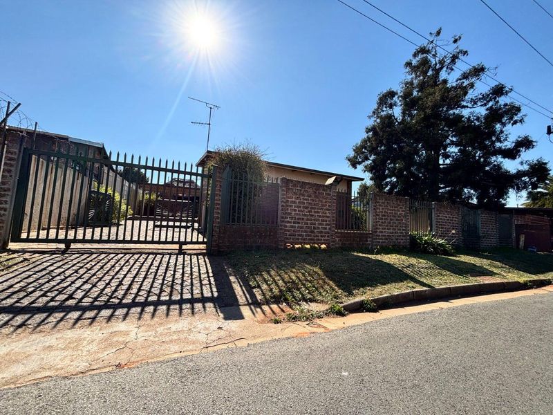 Spacious 3-Bedroom Family Home with Jacuzzi & Entertainment Lapa | Wannenburghoogte, Germiston - Photo 1