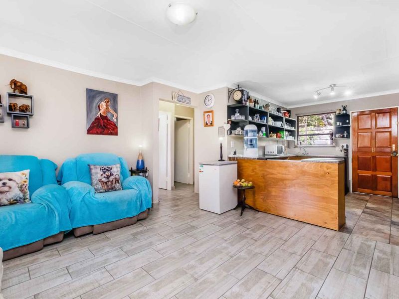 A LIGHT AND BRIGHT 2 BEDROOM, 1 BATH SIMPLEX UNIT- SOUNDS LIKE A FANTASTIC FIND! - Photo 3