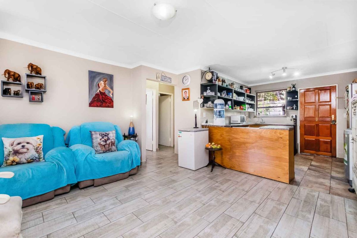 A LIGHT AND BRIGHT 2 BEDROOM, 1 BATH SIMPLEX UNIT- SOUNDS LIKE A FANTASTIC FIND! - Photo 3