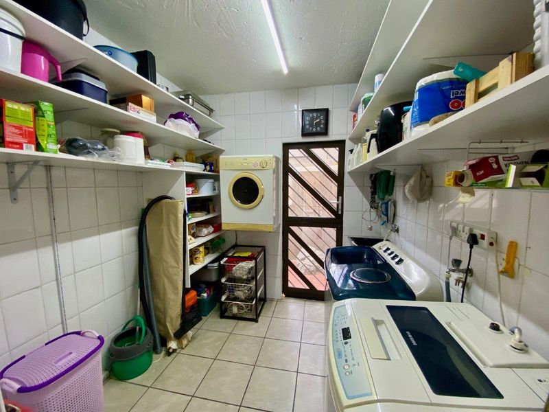 FAMILY AND ENTERTAINING LIVING IN BASSONIA - Photo 7