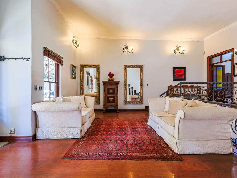 5 Bedroom Home with 5 En-Suite Bathrooms with Breathtaking Views - Photo 8