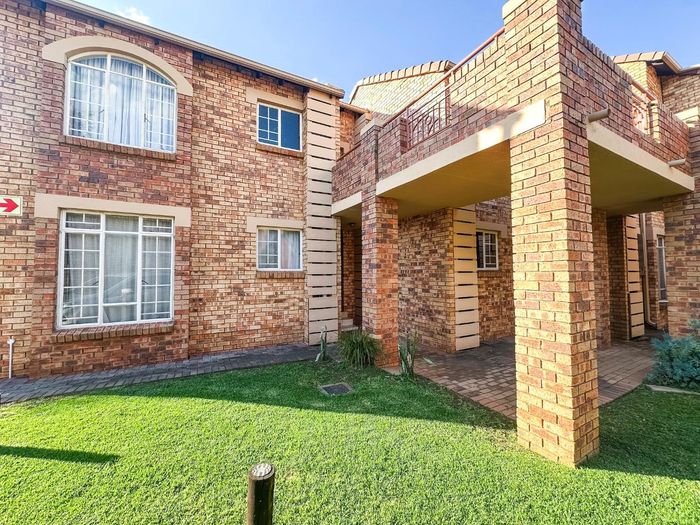 Property #2480086, Townhouse For Sale in Mooikloof Ridge