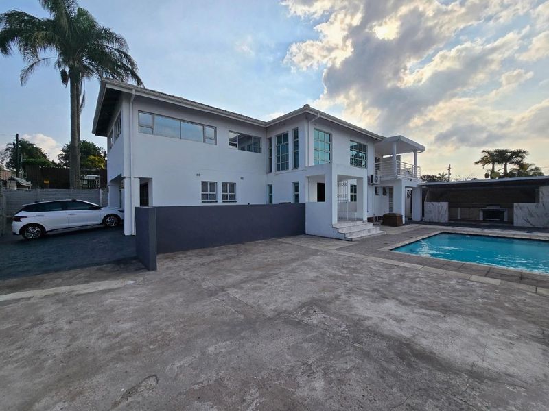 Distinguished Escombe Residence with Premium Amenities - Photo 3