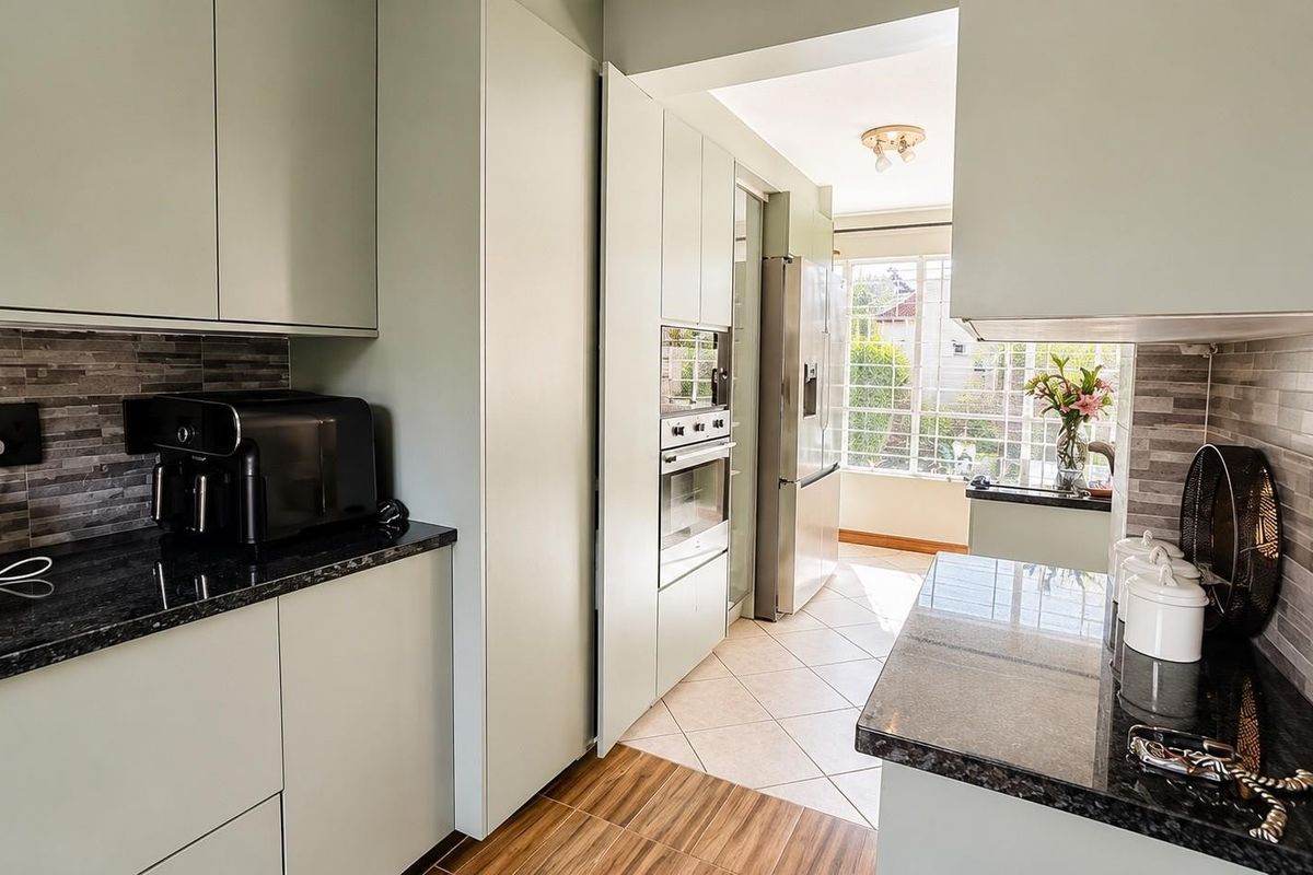 Townhouse For Sale in Glenvista, Johannesburg - Photo 5
