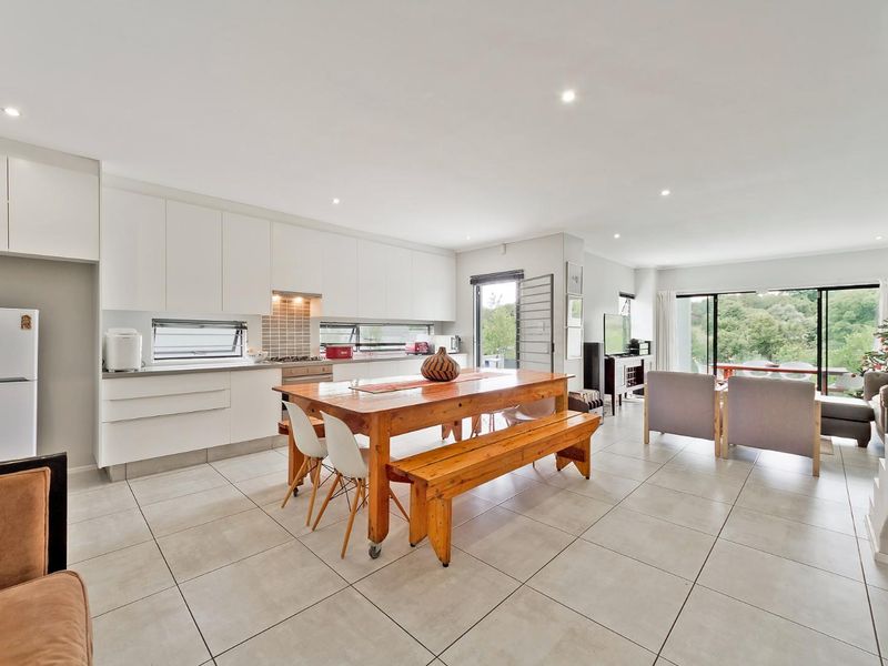 ULTRA-MODERN LIVING WITH BEAUTIFUL FINISHES IN A LOVELY SECURE LOCATION - Photo 2